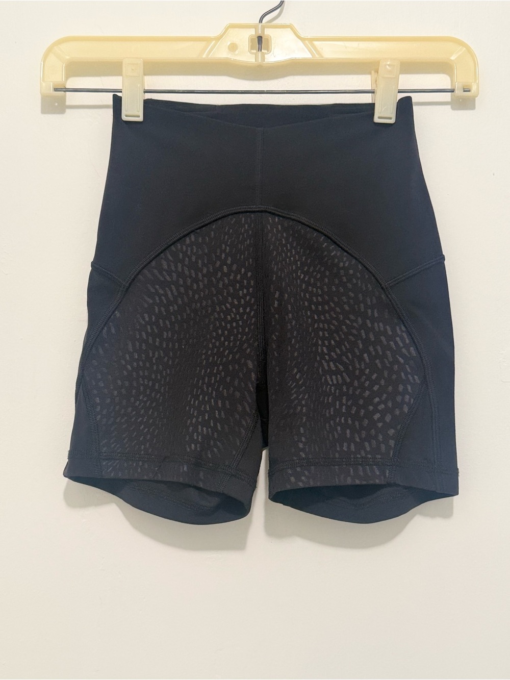 Lululemon unlimited High-Waist Women 8” Black Biker Shorts w/ cute pattern